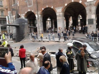 Illustration for article titled Submarine gets lost and surfaces in down-town Milan!!!